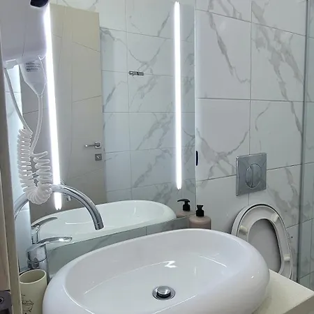 Suncoast Near Port & * Sarandë