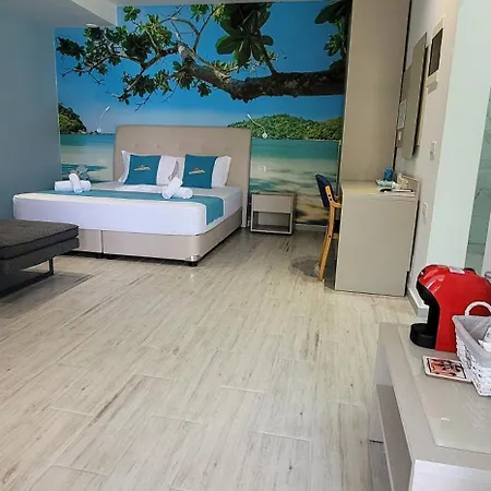 Suncoast Near Port & * Sarandë