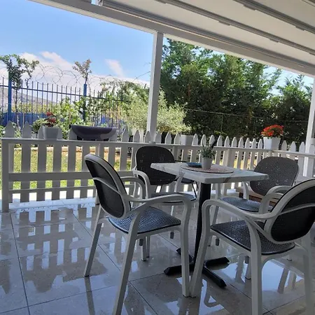 Suncoast Near Port & Sarandë