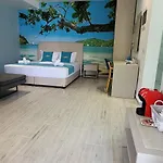 Suncoast Near Port & * Sarande
