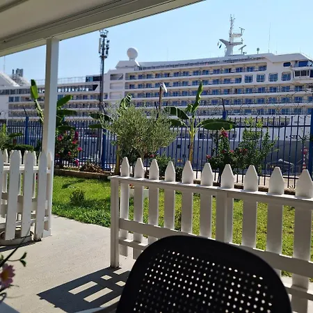 Apartment Suncoast Port Side *