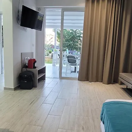 Апартаменты Suncoast Near Port & Саранда