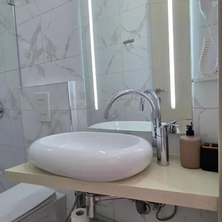 Suncoast Near Port & Апартаменты Саранда