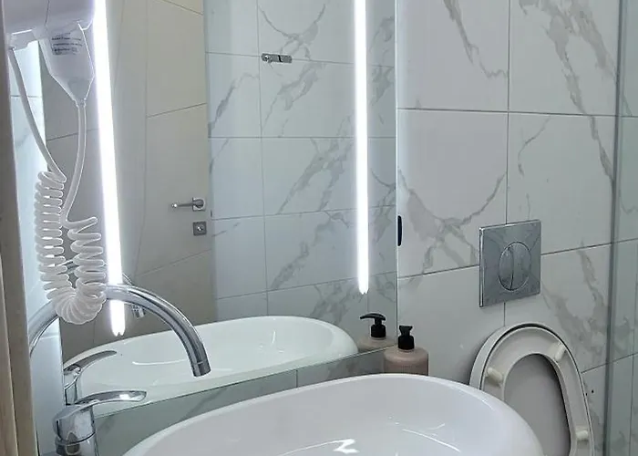 Suncoast Near Port & * Saranda